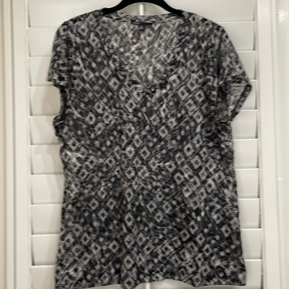 Chai’s XL Black/Gray geometric short sleeve top.